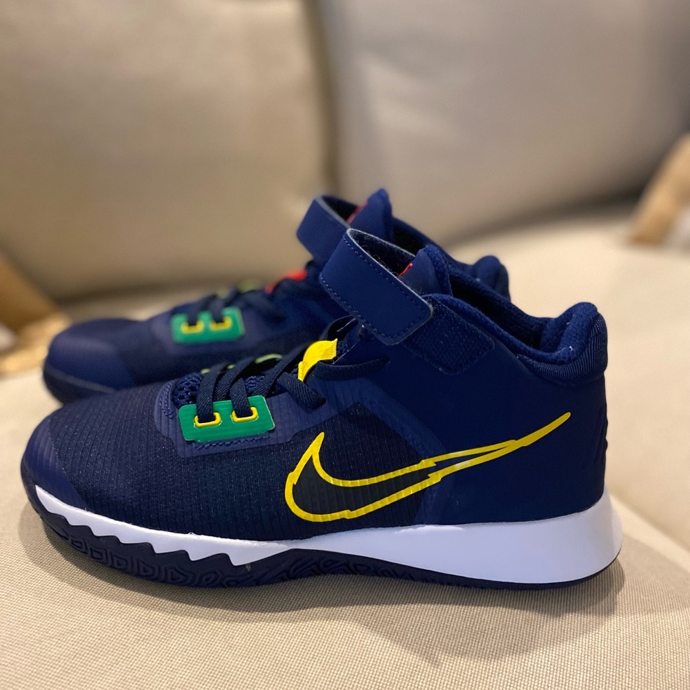 Brand new, size 3, never worn, boys Nike sneakers.